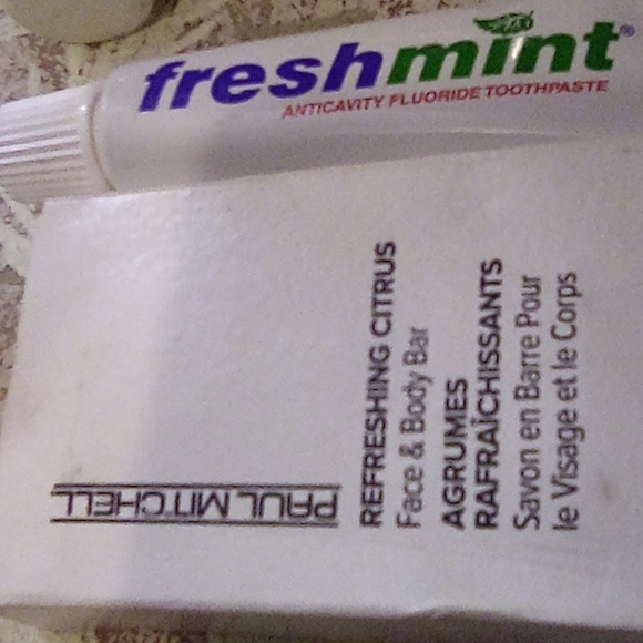 Clinique Cosmetic Case With 10 Essential Travel Items. - Picture 4 of 7